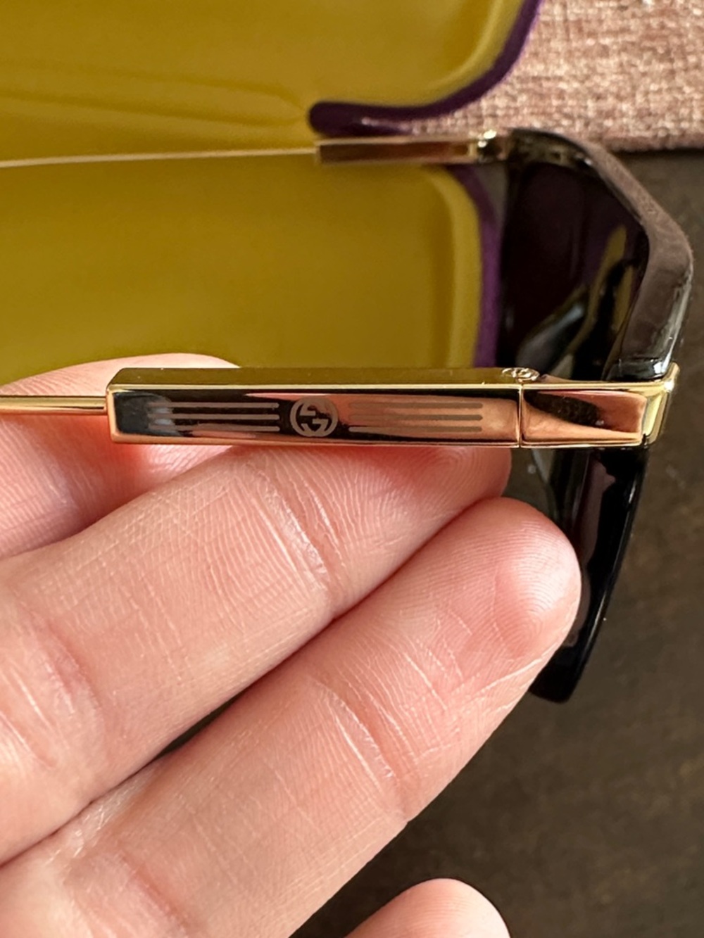 Gucci women Black Sunglasses with Dark Lenses - Picture 5 of 6